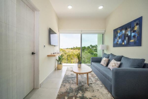2 BD Suite with Jungle View Balcony Gym Pool HotTub